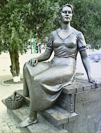 Памятник Нонне Мордюковой в Ейске